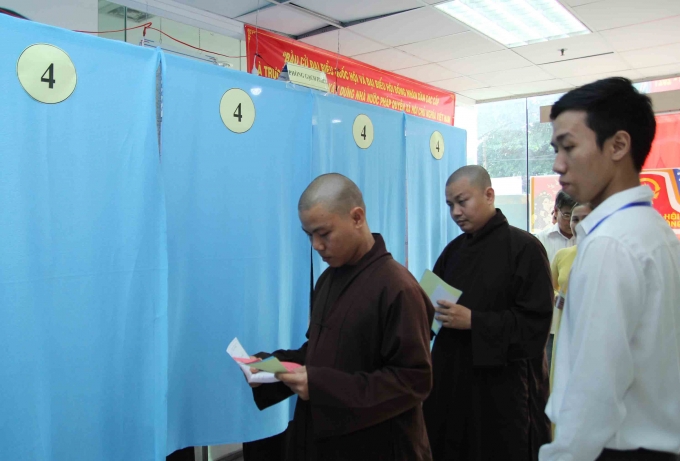 Lần lượt chờ được bỏ phiếu.