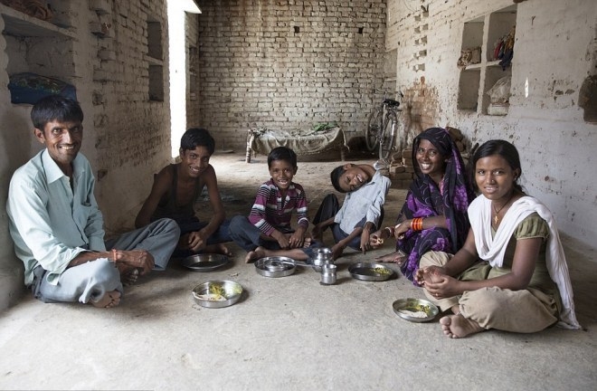 Bệnh lạ khiến đầu cậu b&eacute; xoay 180 độ