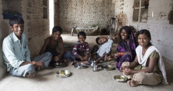 Bệnh lạ khiến đầu cậu bé xoay 180 độ