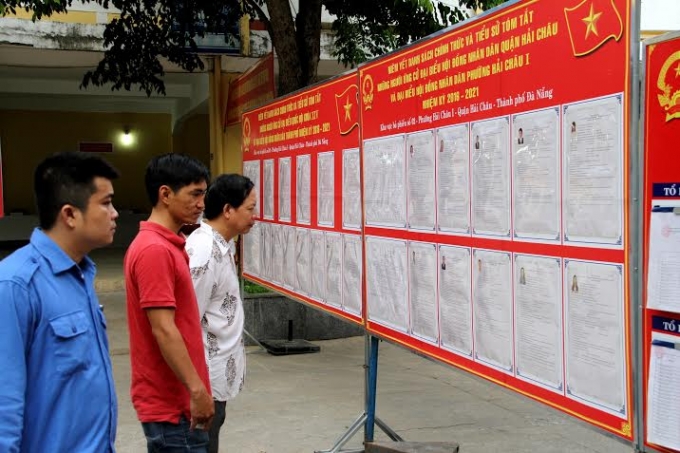 Trước khi bỏ phiếu, cử tri Đ&agrave; Nẵng xem l&yacute; lịch v&agrave; lựa chọn những đại biểu xứng đ&aacute;ng, ưu t&uacute; nhất để tham gia Đại biểu Quốc hội v&agrave; HĐND c&aacute;c cấp.