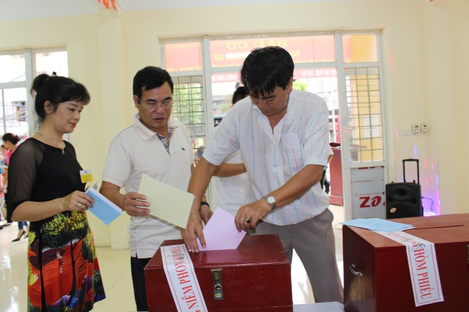 Cử tri bỏ phiếu bầu cử thực hiện tr&aacute;ch nhiệm v&agrave; quyền lợi của m&igrave;nh.