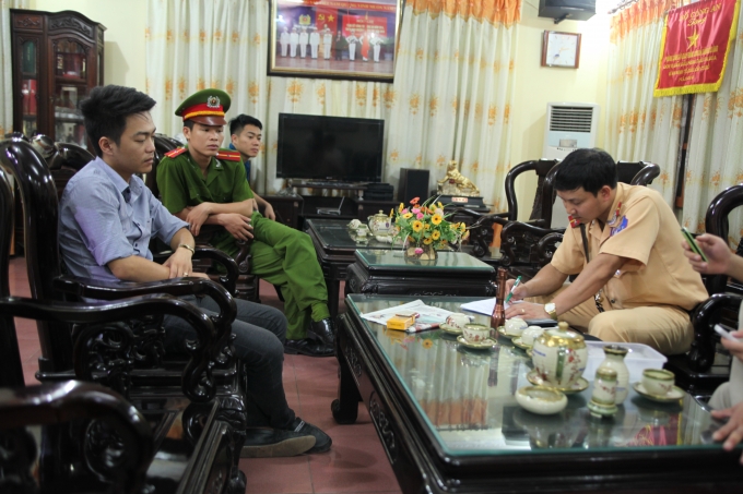 C&ocirc;ng an Bắc Giang đang tiến h&agrave;nh lập bi&ecirc;n bản (ảnh co C&ocirc;ng an Bắc Giang cung cấp).