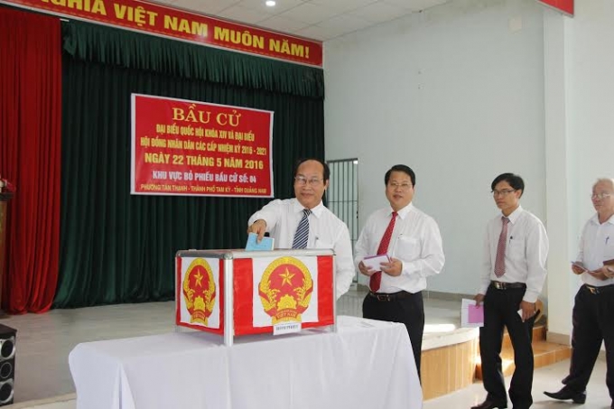 Chủ tịch UBMTTQ Việt Nam tỉnh Quảng Nam, &ocirc;ng V&otilde; Xu&acirc;n Ca (đứng đầu) v&agrave; Chủ UBND TP Tam Kỳ (thứ 2 từ tr&aacute;i sang) &ndash; &ocirc;ng Văn Anh Hữu Tuấn tham gia bỏ phiếu tại phường T&acirc;n Thanh, TP Tam Kỳ.