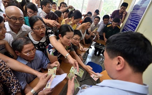 Phụ huynh chật vật mua hồ sơ x&eacute;t tuyển cho con