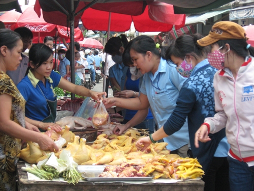 C&aacute;c b&agrave; nội trợ bối rối trước &ldquo;m&ecirc; trận&rdquo; thực phẩm.