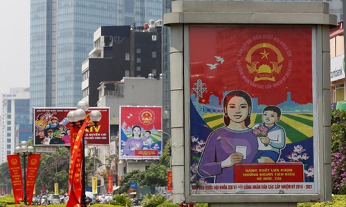 Phố phường H&agrave; Nội ngập tr&agrave;n băng r&ocirc;n, &aacute;p ph&iacute;ch về sự kiện bầu cử Quốc hội v&agrave; Hội đồng Nh&acirc;n d&acirc;n c&aacute;c cấp. Ảnh:&nbsp;Reuters