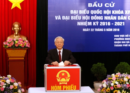 Tổng B&iacute; thư Nguyễn Ph&uacute; Trọng bỏ phiếu tại một điểm bầu cử ở H&agrave; Nội. Ảnh:Reuters