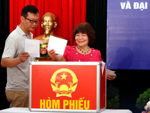 Người d&acirc;n bỏ phiếu tại một điểm bầu cử ở H&agrave; Nội s&aacute;ng nay. Ảnh:&nbsp;Reuters