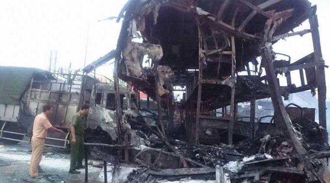 Xe tải v&agrave; xe kh&aacute;ch ch&aacute;y rụi ho&agrave;n to&agrave;n sau vụ tai nạn.