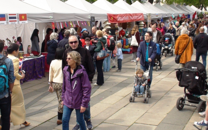 Quang cảnh một phần của quầy Việt Nam v&agrave; quầy ASEAN tại Lễ hội Văn h&oacute;a v&agrave; Ng&ocirc;n ngữ ở Oslo.