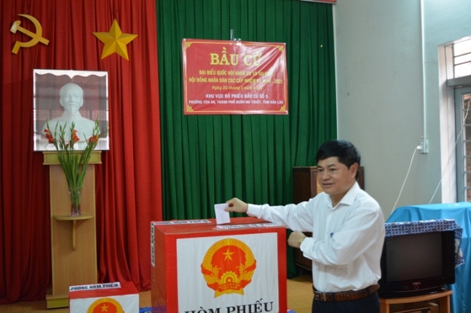 Đồng ch&iacute; Tấn - Ph&oacute; B&iacute; thư Thường trực Tỉnh ủy, Ph&oacute; Chủ tịch Ủy ban Bầu cử tỉnh thực hiện quyền c&ocirc;ng d&acirc;n của m&igrave;nh.