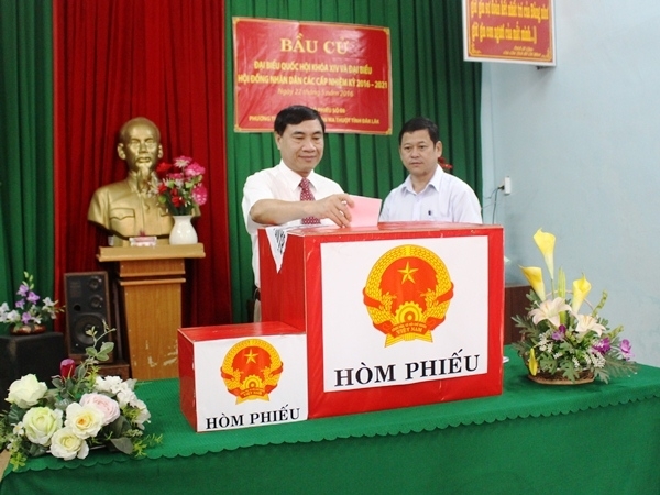 Đ/c Trần Quốc Cường - Ủy vi&ecirc;n Trung ương Đảng, Ph&oacute; B&iacute; thư Tỉnh ủy, Ph&oacute; Trưởng Ban Chỉ đạo bầu cử tỉnh đ&atilde; bỏ l&aacute; phiếu đầu ti&ecirc;n.