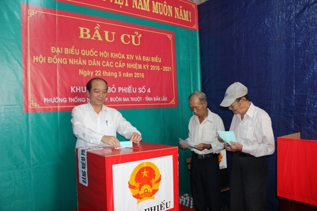 Chủ tịch UBND tỉnh Đắk Lắk Phạm Ngọc Nghị bỏ l&aacute; phiếu đầu ti&ecirc;n v&agrave;o h&ograve;m phiếu.