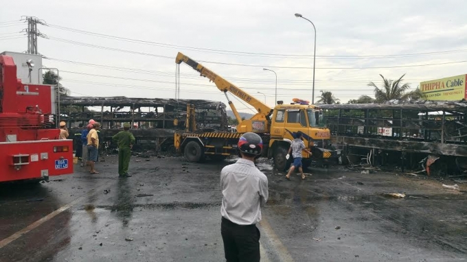 Lực lượng chức năng tiến h&agrave;nh giải ph&oacute;ng c&aacute;c phương tiện gặp nạn tại hiện trường.