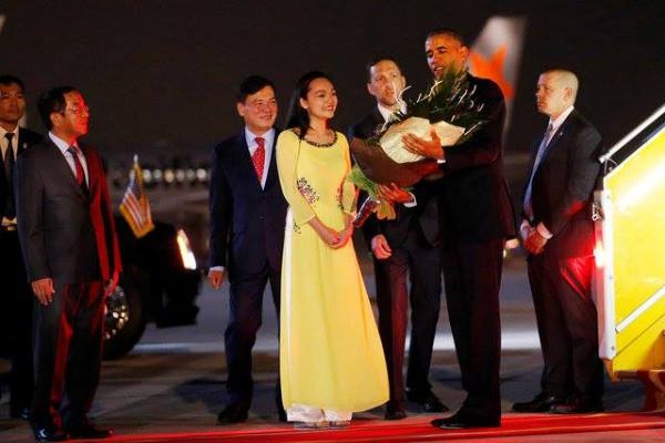 Tổng thống Mỹ Barack Obama được ch&agrave;o đ&oacute;n bằng một b&oacute; hoa tươi thắm tại s&acirc;n bay quốc tế Nội B&agrave;i. (Ảnh: Reuter)