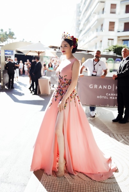 L&yacute; Nh&atilde; Kỳ tựa như nữ ho&agrave;ng m&ugrave;a Xu&acirc;n xuất hiện giữa giai nh&acirc;n ở thảm đỏ