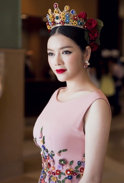 L&yacute; Nh&atilde; Kỳ tựa như nữ ho&agrave;ng m&ugrave;a Xu&acirc;n xuất hiện giữa giai nh&acirc;n ở thảm đỏ