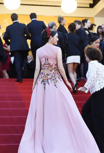 L&yacute; Nh&atilde; Kỳ tựa như nữ ho&agrave;ng m&ugrave;a Xu&acirc;n xuất hiện giữa giai nh&acirc;n ở thảm đỏ