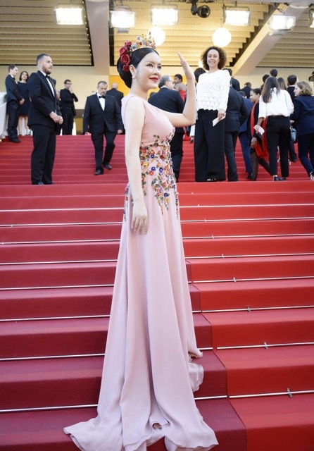 L&yacute; Nh&atilde; Kỳ tựa như nữ ho&agrave;ng m&ugrave;a Xu&acirc;n xuất hiện giữa giai nh&acirc;n ở thảm đỏ