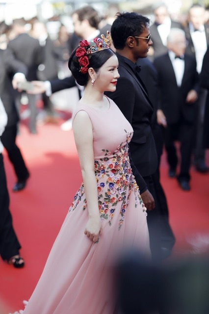 L&yacute; Nh&atilde; Kỳ tựa như nữ ho&agrave;ng m&ugrave;a Xu&acirc;n xuất hiện giữa giai nh&acirc;n ở thảm đỏ