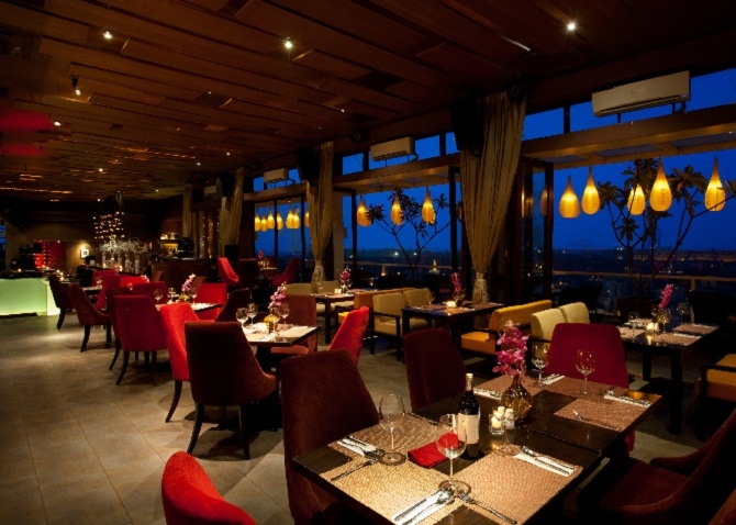 5 qu&aacute;n c&agrave; ph&ecirc; c&oacute; thể ngắm to&agrave;n cảnh vẻ đẹp lung linh của H&agrave; Nội