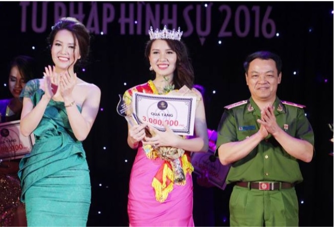 Họ t&ecirc;n: Phạm Minh Phương  Ng&agrave;y sinh: 16/11/1997  Lớp: Luật 1 - Kh&oacute;a 2 - Học Viện Cảnh s&aacute;t Nh&acirc;n D&acirc;n.  T&iacute;nh c&aacute;ch: Ch&acirc;n th&agrave;nh, nhạy cảm, vui vẻ v&agrave; h&ograve;a đồng.  Sở th&iacute;ch: Đi du lịch, nghe nhạc v&agrave; đ&aacute;nh đ&agrave;n piano.  Ước mơ: Trở th&agrave;nh một nữ cảnh s&aacute;t trong tương lai v&agrave; đem lại cuộc sống b&igrave;nh y&ecirc;n cho&nbsp;người d&acirc;n.  C&aacute;c th&agrave;nh t&iacute;ch nổi bật đ&atilde; đạt được:  + Giải nhất m&ocirc;n Ngữ Văn cấp quận năm 2011.  + Đạt danh hiệu học sinh giỏi 11/12 năm.  + Đạt danh hiệu Hoa kh&ocirc;i duy&ecirc;n d&aacute;ng nữ sinh Tư ph&aacute;p h&igrave;nh sự Học viện cảnh s&aacute;t nh&acirc;n&nbsp;d&acirc;n 2016.