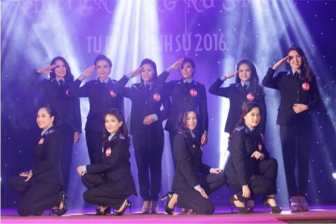 Minh Phương (ảnh phải ngo&agrave;i c&ugrave;ng) c&ugrave;ng 9 th&iacute; sinh xuất sắc trong đ&ecirc;m chung kết.