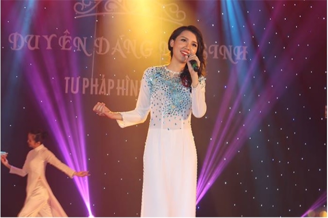 Minh Phương tỏa s&aacute;ng bởi chất giọng đầm ấm qua ca kh&uacute;c &ldquo;Tự nguyện&ldquo; trong phần thi T&agrave;i năng.