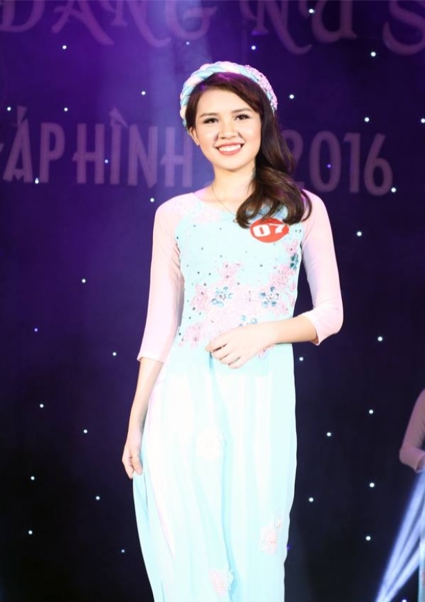 Minh Phương duy&ecirc;n d&aacute;ng trong phần thi Trang phục &Aacute;o d&agrave;i.