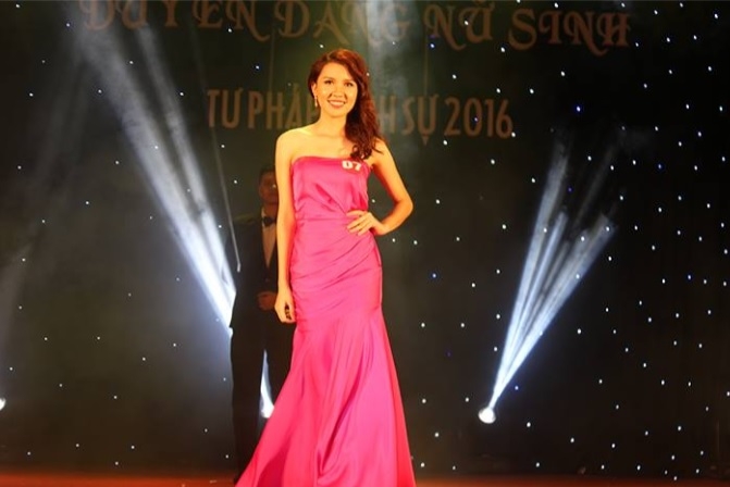 Minh Phương tr&igrave;nh diễn Trang phục dạ hội.