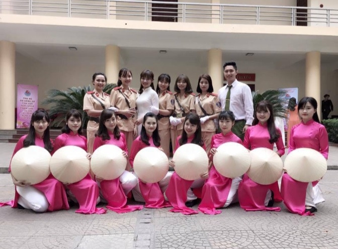 Minh Phương (thứ 2 từ tr&aacute;i sang h&agrave;ng tr&ecirc;n) c&ugrave;ng với c&aacute;c th&agrave;nh vi&ecirc;n đội Văn nghệ Xung k&iacute;ch Học viện Cảnh s&aacute;t nh&acirc;n d&acirc;n.