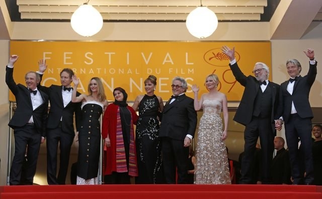 Ban gi&aacute;m khảo LHP Cannes 2016 vẫy tay ch&agrave;o kh&aacute;n giả trong lễ trao giải tối 22/5.