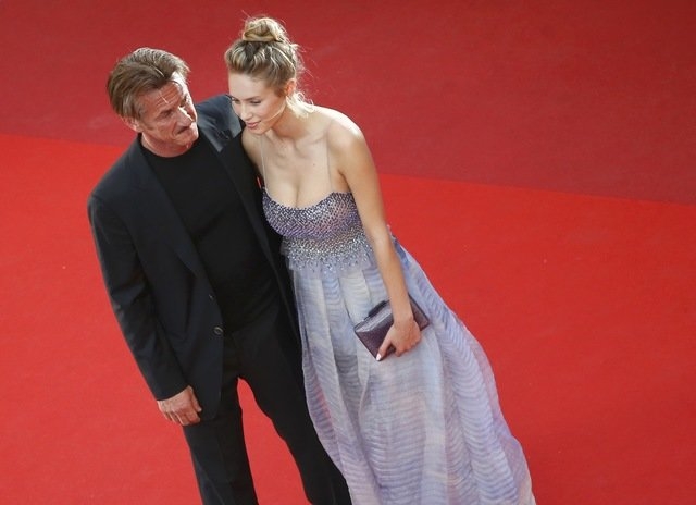 Sean Penn v&agrave; con g&aacute;i Dylan Penn tr&ecirc;n thảm đỏ Cannes.