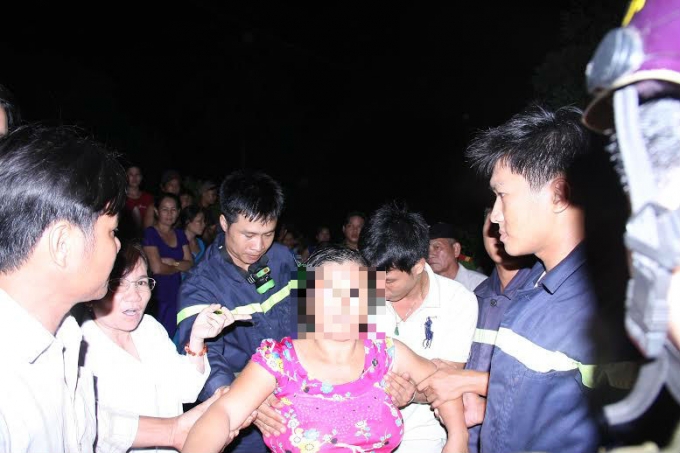 Lực lượng chức năng cứu nạn chị H.