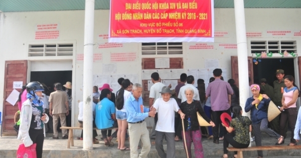 Xúc động hình ảnh những cụ già tuổi đã "gần đất xa trời" vẫn chống gậy đi bầu cử