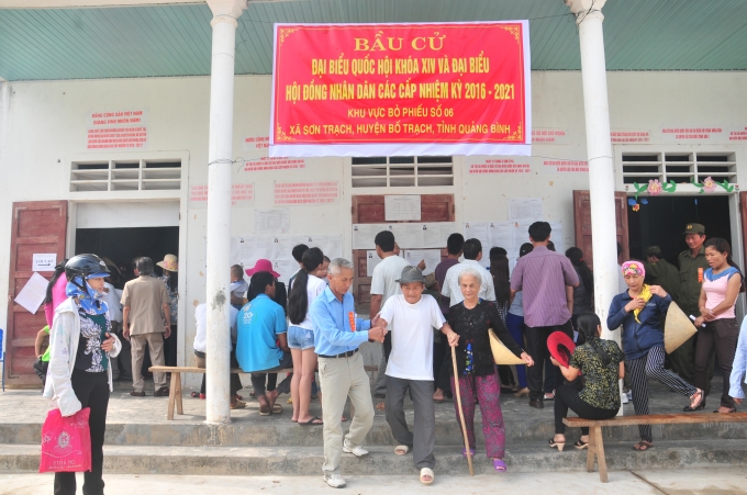 H&igrave;nh ảnh những cụ &ocirc;ng cụ b&agrave; chống gậy chưa bao giờ đẹp hơn thế trong ng&agrave;y hội non s&ocirc;ng cả nước đi bầu cử, d&ugrave; đ&atilde; c&aacute;i tuổi xế chiều nhưng c&aacute;c b&agrave; c&aacute;c &ocirc;ng vẫn ho&agrave;n th&agrave;nh quyền, nghĩa vụ tr&aacute;ch nhiệm của m&igrave;nh. H&igrave;nh ảnh Ph&oacute;ng vi&ecirc;n Ph&aacute;p luật Plus ghi nhận tại khu vực bỏ phiếu số 08, x&atilde; Sơn Trạch, huyện Bố Trạch, Quảng B&igrave;nh.