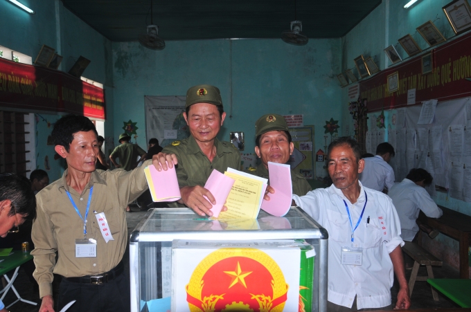 Mỗi l&aacute; phiếu một niềm tin, mỗi l&aacute; phiếu một hy vọng cho con em cho đất nước gi&agrave;u mạnh. Nhiều cụ t&acirc;m sự, thời chiến thế hệ đi trước đ&atilde; cầm s&uacute;ng để bảo vệ đất nước n&agrave;y, giờ đ&acirc;y cầm l&aacute; phiếu bầu cử x&uacute;c động, &nbsp;tự h&agrave;o g&oacute;p một phần x&acirc;y dựng đất nước ng&agrave;y một đi l&ecirc;n để kế tục sự nghiệp của &ocirc;ng cha ta.