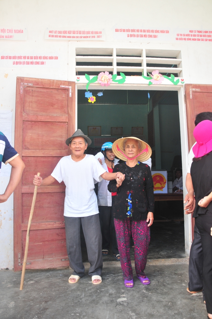 Mặc d&ugrave; chống gậy đi bỏ phiếu nhưng nụ cười vẫn tươi tr&ecirc;n khu&ocirc;n mặt c&aacute;c cụ.
