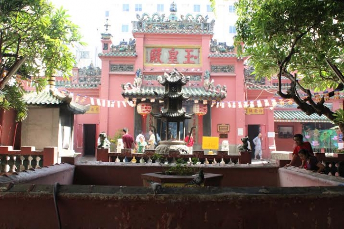 B&ecirc;n trong ng&ocirc;i ch&ugrave;a vẫn c&oacute; nhiều du kh&aacute;ch v&agrave; phật tử tới thắp hương cầu&nbsp;nguyện.