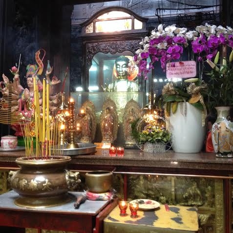 B&ecirc;n trong ch&ugrave;a Ngọc Ho&agrave;ng thời nhiều vị Phật kh&aacute;c nhau.