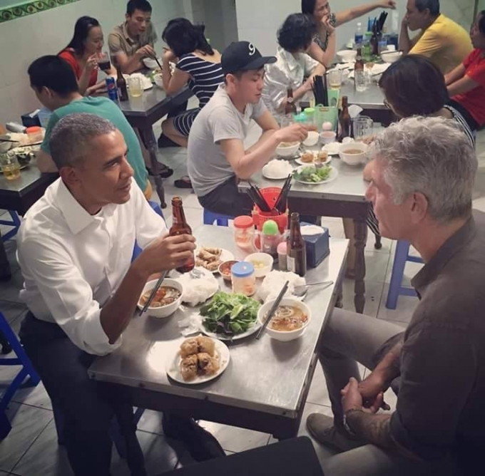 Tổng thống Barack Obama c&ugrave;ng đầu bếp&nbsp;Anthony Bourdain thưởng thức đặc sản bia v&agrave; b&uacute;n cả của H&agrave; Nội. (Nguồn: Instagram)