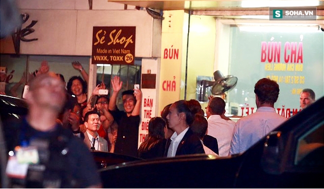 Tổng thống Obama tới qu&aacute;n b&uacute;n chả d&ugrave;ng bữa tối trong sự th&iacute;ch th&uacute; của nhiều người d&acirc;n.