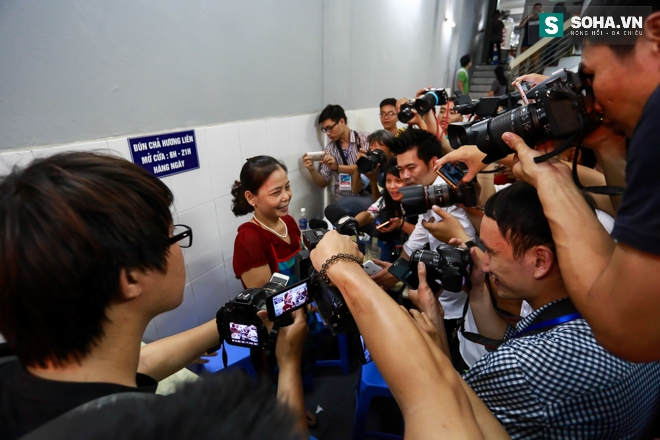 B&agrave; Hương, chủ qu&aacute;n b&uacute;n chả trong v&ograve;ng v&acirc;y của b&aacute;o ch&iacute;.