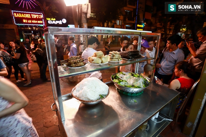 Qu&aacute;n b&uacute;n chả của b&agrave; Hương được nhiều người đ&aacute;nh gi&aacute; l&agrave; ngon với vị nước chấm đậm đ&agrave;.