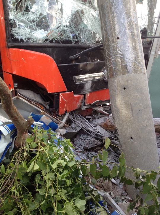 Xe kh&aacute;ch Phương Trang mất l&aacute;i t&ocirc;ng v&agrave;o trụ điện.