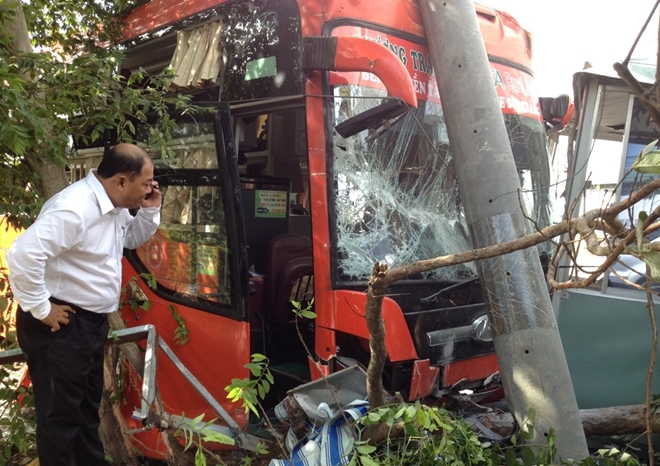 Đầu xe biến dạng sau c&uacute; va chạm.