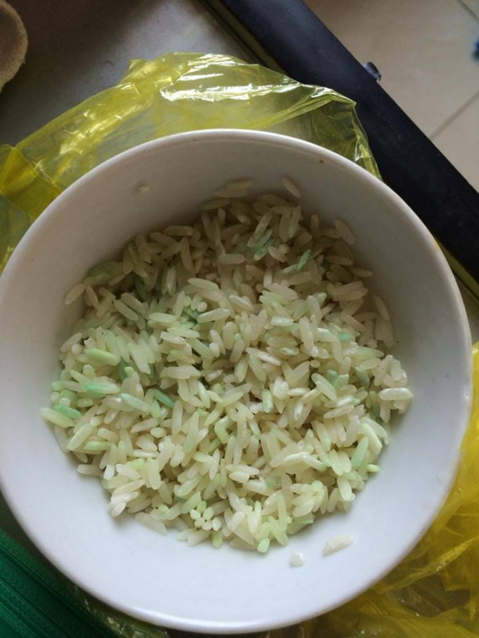 Hoang mang v&igrave; gạo chuyển m&agrave;u xanh sau khi ng&acirc;m nước