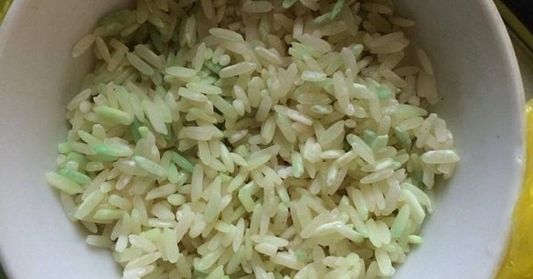 Hoang mang vì gạo chuyển màu xanh sau khi ngâm nước