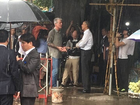 Đi c&ugrave;ng Tổng thống Obama (&aacute;o trắng) l&agrave; &ocirc;ng Anthony Bourdain (&aacute;o sẫm), đầu bếp Mỹ nổi tiếng.&nbsp;