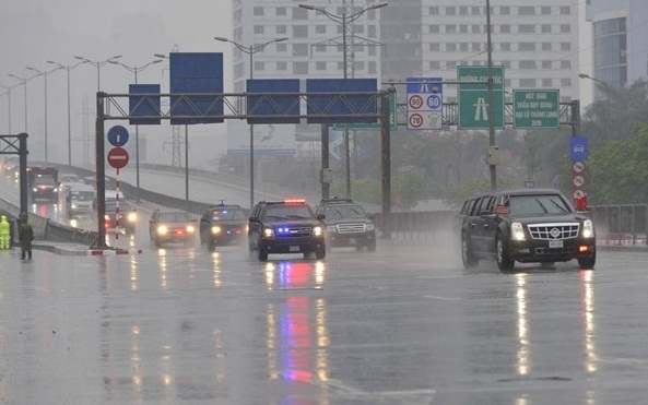 Đo&agrave;n xe đưa Tổng thống Obama từ Trung t&acirc;m Hội nghị Quốc gia ra s&acirc;n bay Nội B&agrave;i.